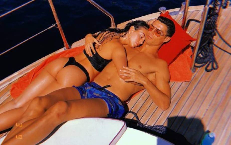 La modelo española presumió con sus siete millones de seguidores en Instagram una sensual imagen en la que aparece tomando el sol en un yate junto a CR7. 'Qué bien sienta un abrazo caliente cuando tienes frío #TeAmo @Cristiano', escribió Georgina junto a la imagen.