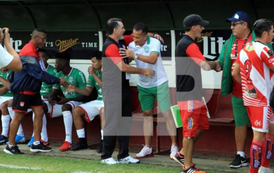 El saludo del entrenador del Vida, Fernando Araújo, con el asistente técnico del Marathón, Jorge Pineda, antes del partido.