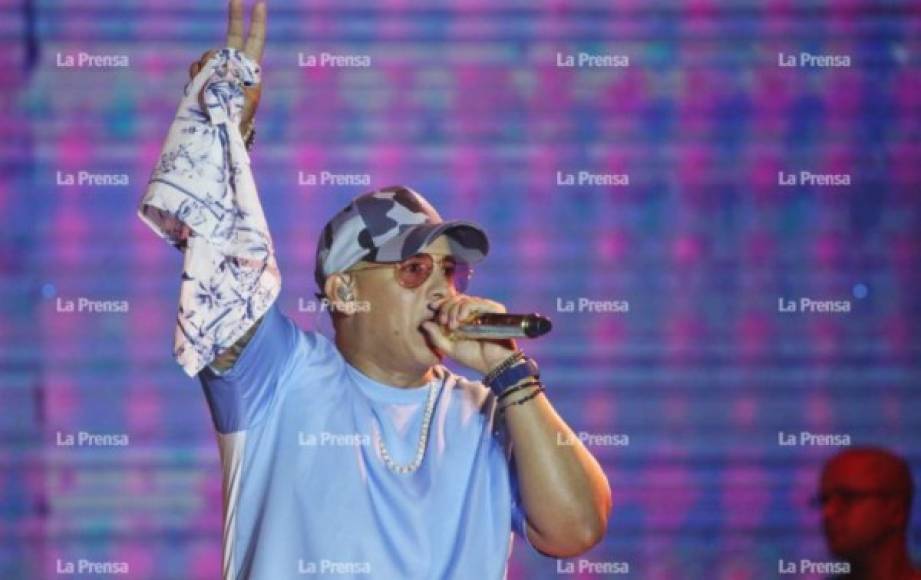 El cantante se mostró emocionado al ver que el estadio estaba lleno.