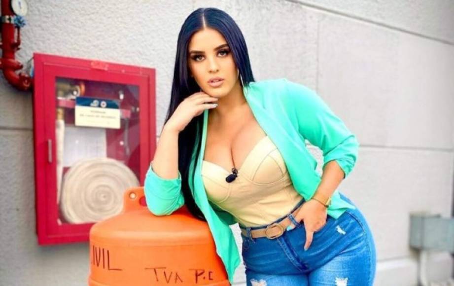 Zelma Cherem es mejor conocida como Curvy Zelma. La joven originaria de Ciudad de México es una de las personalidades de la televisión que ha triunfado como conductora, pues tiene un gran número de seguidores gracias a sus apariciones en el programa “Venga la Alegría” y también ha participado en realities como “Survivor”.