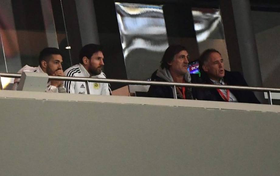 Lanzini acompañó a Messi en el palco del estadio Wanda Metropolitano. El crack del FC Barcelona no jugó por lesión.