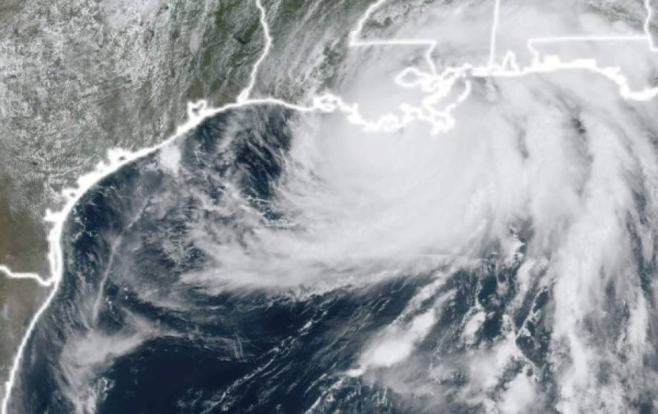 Los vientos huracanados de Ida se extienden hasta 50 millas (80 km) desde su centro y se anticipa que el ojo del ciclón pasará solo a unas 30 millas (50 km) al oeste de Nueva Orleans.
