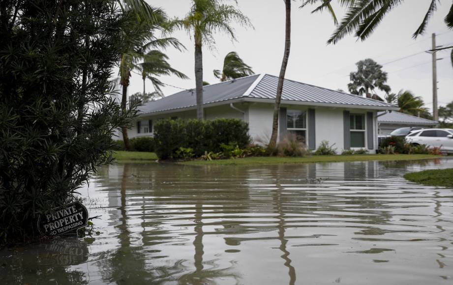 Se trata de las primeras víctimas conocidas de Nicole, que tocó tierra como huracán en un punto de la costa este de Florida a primeras horas de este jueves y está cruzando como tormenta la península rumbo al Golfo de México, para luego volver a entrar en tierras floridanas y avanzar sobre Georgia y Carolina del Sur.