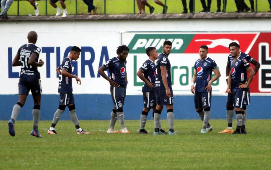 La tristeza de los jugadores del Motagua tras el autogol de Wesly Decas.