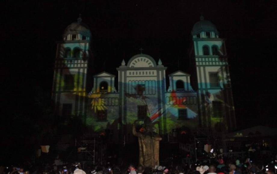 Las bellezas de Honduras en la fachada de la basílica.