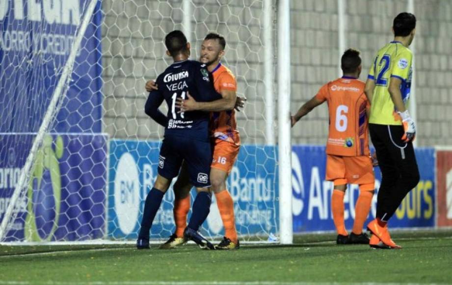 El defensa de la UPN, Ronald Montoya, sujeta en un córner al delantero del Motagua, Marco Tulio Vega. Foto Ronald Aceituno