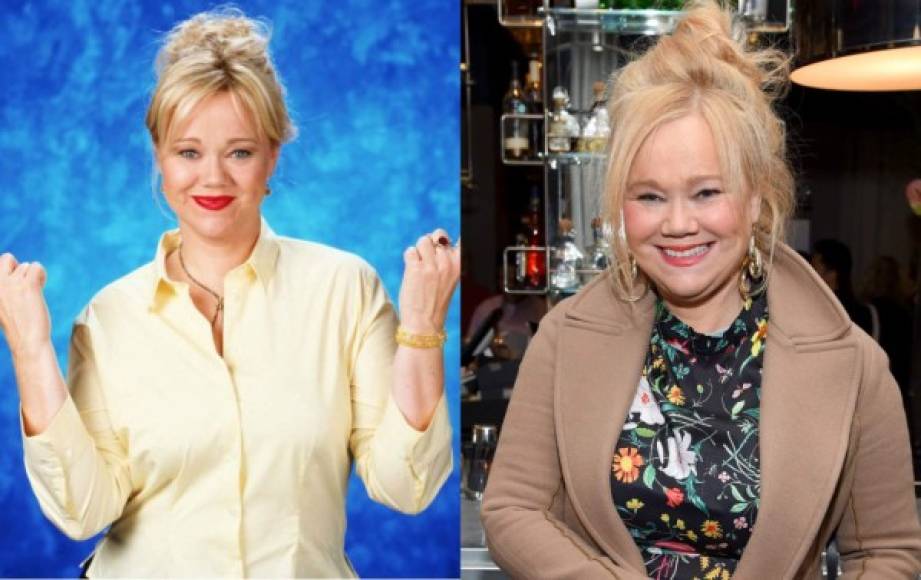 Caroline Rhea - Tía Hilda<br/>Edad en 2018: 54 años<br/><br/>Rhea asumió un papel menor cuando Sabrina fue a la universidad, por lo que la actriz tuvo tiempo de conducir su propio programa de entrevistas 'The Caroline Rhea show'.<br/><br/>También participó en las películas: Navidad con los Kranks, The Perfect Man y Love N 'Dancing.<br/><br/>También fue la voz de Linda Flynn-Fletcher en la comedia animada de Disney Phineas and Ferb durante más de 100 episodios.<br/><br/>Caroline también ha protagonizado una serie de películas para televisión que incluyen A Christmas in Tennessee. Actualmente trabaja en la serie de Disney 'Sydney to the Max'.