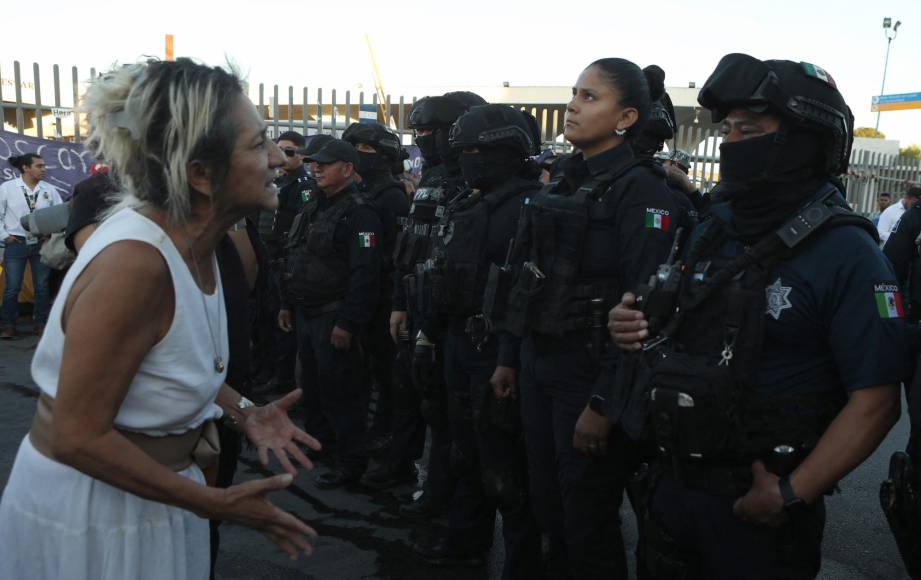 Como se puede observar en varios videos publicados en redes sociales por periodistas y activistas, decenas de agentes policiales armados desalojaron a los migrantes, quienes opusieron resistencia.