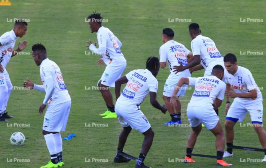 La Selección de Honduras comenzó los trabajos de preparación para los partidos amistosos ante las selecciones de Panamá y Chile. En la práctica hubo un buen ambiente con caras nuevas.<br/><br/>