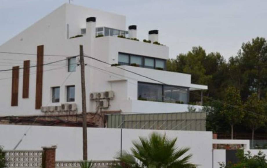 Messi se gastó unos 6 millones de euros en la compra y renovación de esta lujosa casa que cuenta con varias terrazas y grandes ventanales.