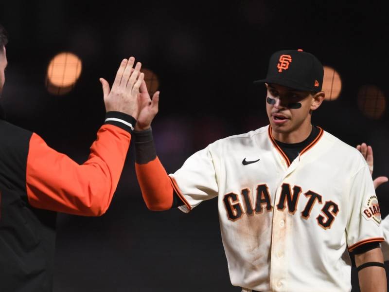 Mauricio Dubón fue felicitado por sus compañeros de los Gigantes de San Francisco.