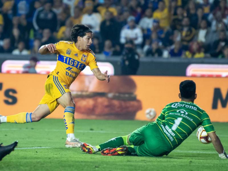 Diego Lainez desaprovechó una ocasión clara de anotar.