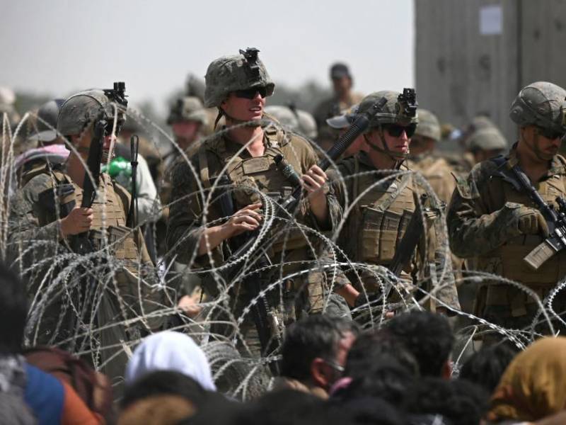 Al menos 13 soldados estadounidenses murieron tras un ataque suicida en la caótica retirada de Afganistán.