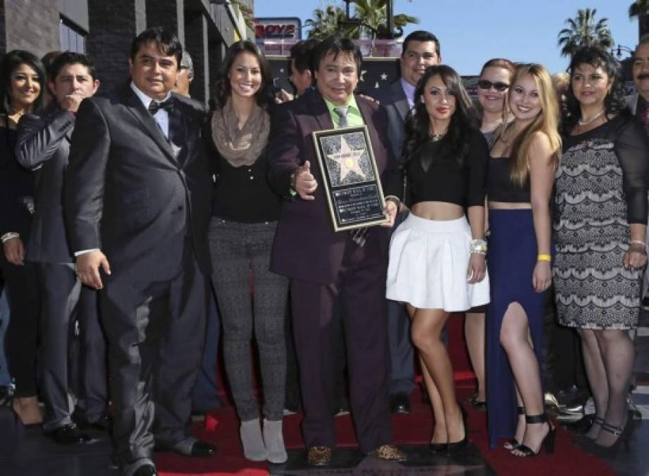 La familia de Renán Alemdaréz Coello durante la entrega de su estrella en el Paseo de la Fama de Hollywood.