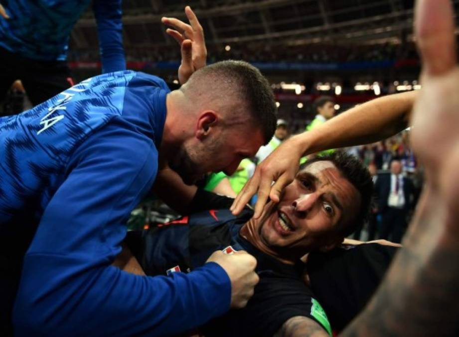 Pese a caer en la celebración del gol croata, el fotógrafo Yuri Cortez no perdió de vista el momento y siguió tomando fotos, esta de Mario Mandzukic es una de ellas. Foto AFP