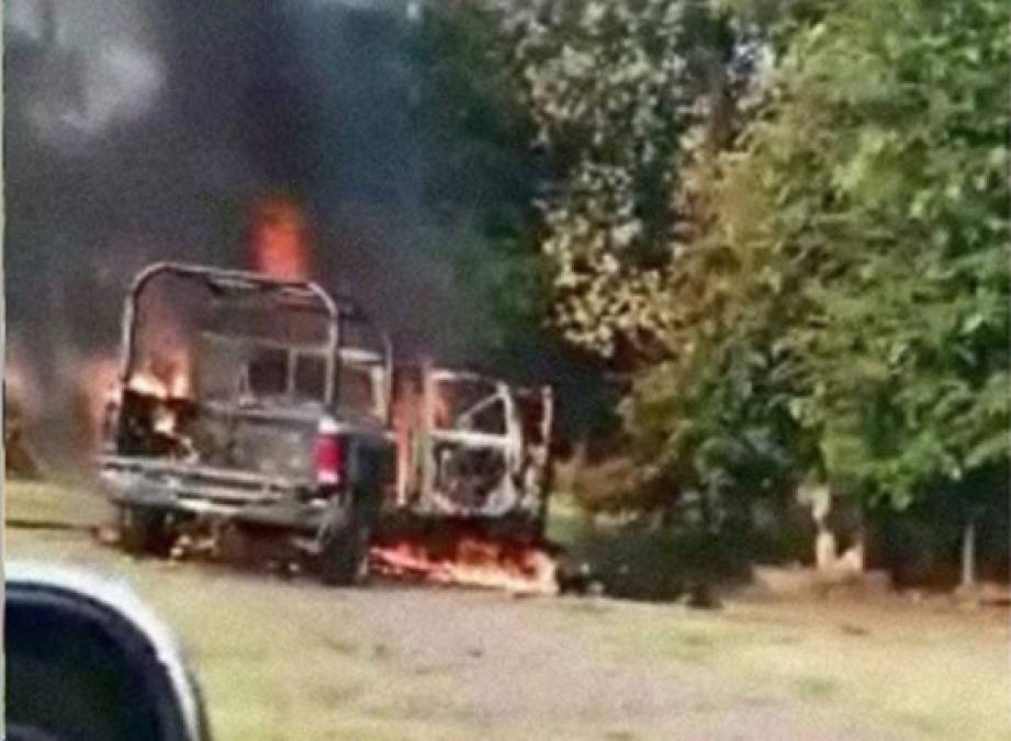 Según versiones de la prensa local, los policías estatales fueron emboscados en la mañana por hombres a bordo de camionetas blindadas cuando se dirigían a cumplir un mandato judicial en la zona.