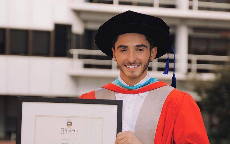 Josh también cuenta con su carrera universitaria. 