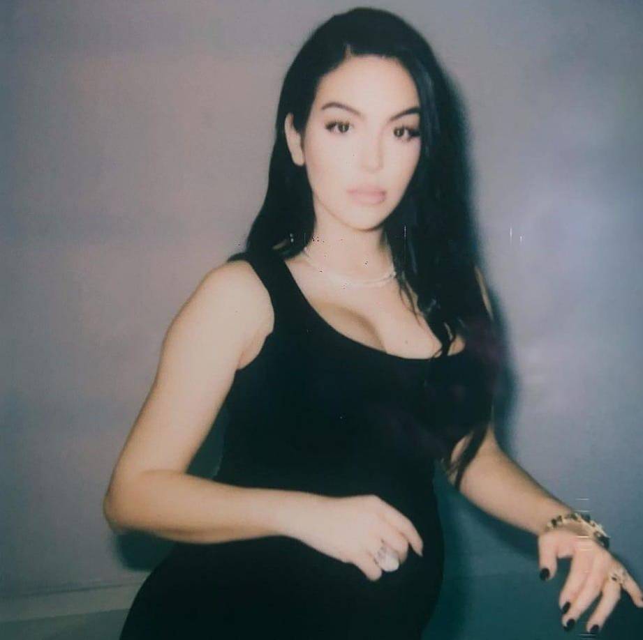 De acuerdo a Rosario, amiga del papá de Georgina, reveló que los padres de la modelo se conocieron en un club nocturno en el que la madre trabajaba. Esta noticia supuestamente no la sabe CR7.