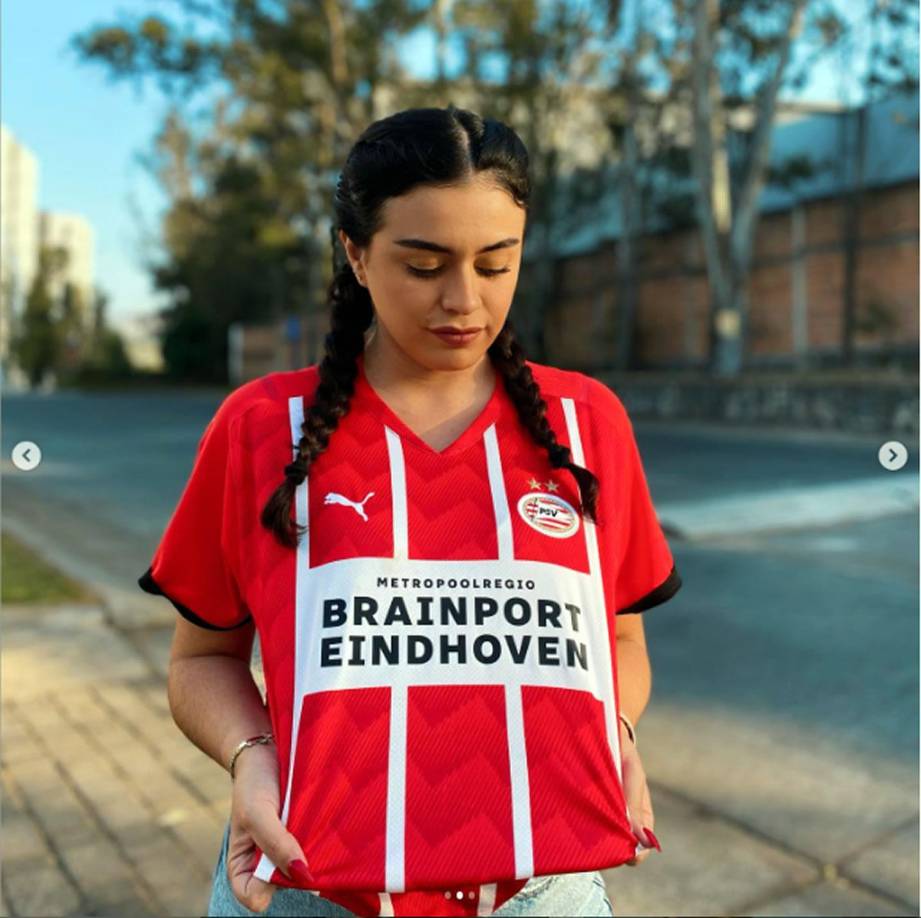 Camila De la Mora es una apasionada por el fútbol, es hincha del PSV, Arsenal y Real Madrid.