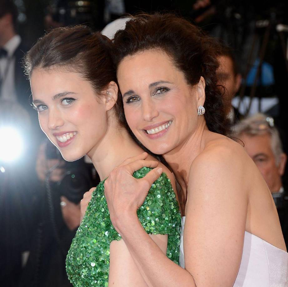 Quien daba vida al personaje es Margaret Qualley (1994), hija de la actriz Andie McDowell y conocida por protagonizar un anuncio viral del perfume Kenzo World, además del videojuego Death Stranding e interpretar a Jill Gaervey en la serie de televisión “The Leftovers” (HBO).