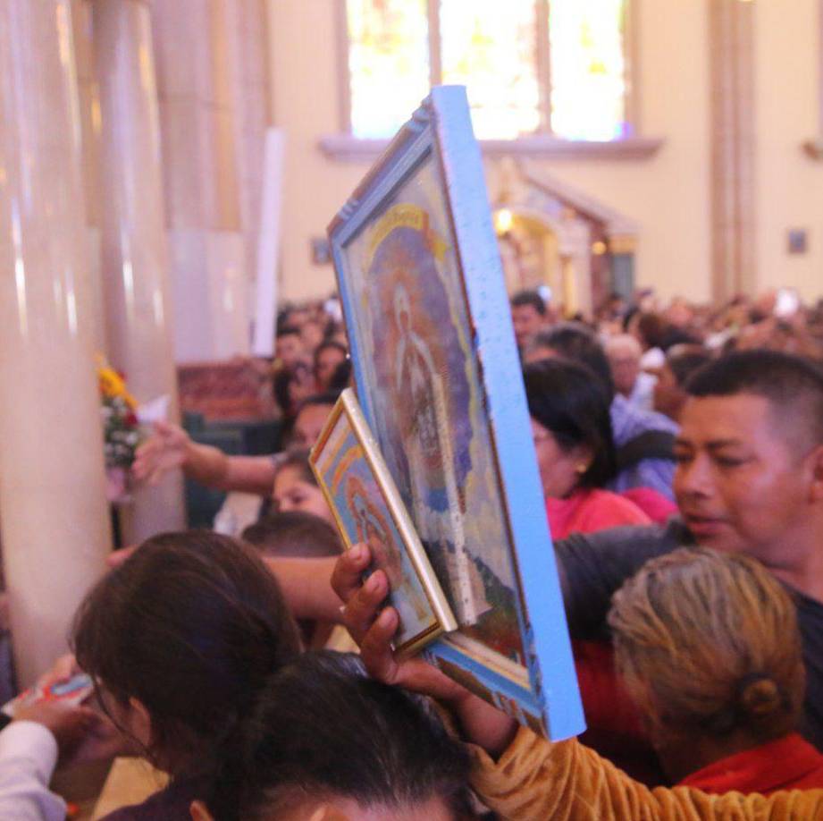 Todos los años, miles de feligreses, algunos de ellos de países centroamericanos, llegan a la basílica para venerar a la patrona de los hondureños, que en su mayoría son católicos.