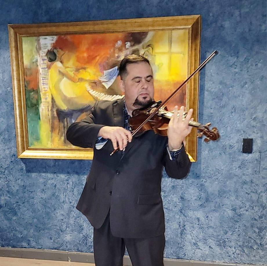 Desde este jueves a las 7:30 puede comenzar con los festejos en A Fuego Lento, en la colonia Trejo, donde el violinista Ángel Ríos se hará presente para animar a los asistentes.