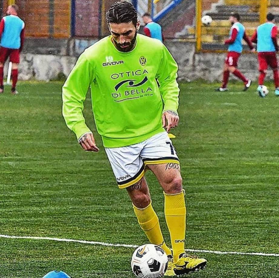 Algunos vecinos dieron testimonio sobre el nivel de violencia que había en la pareja al relatar episodios de peleas a gritos en el apartamento. Además, en una ocasión, el futbolista había “saboteado el automóvil” de su exnovia y en otras oportunidades lo vieron trepar por el balcón para entrar al domicilio cuando ella había cerrado la puerta con llave y le impedía el acceso.