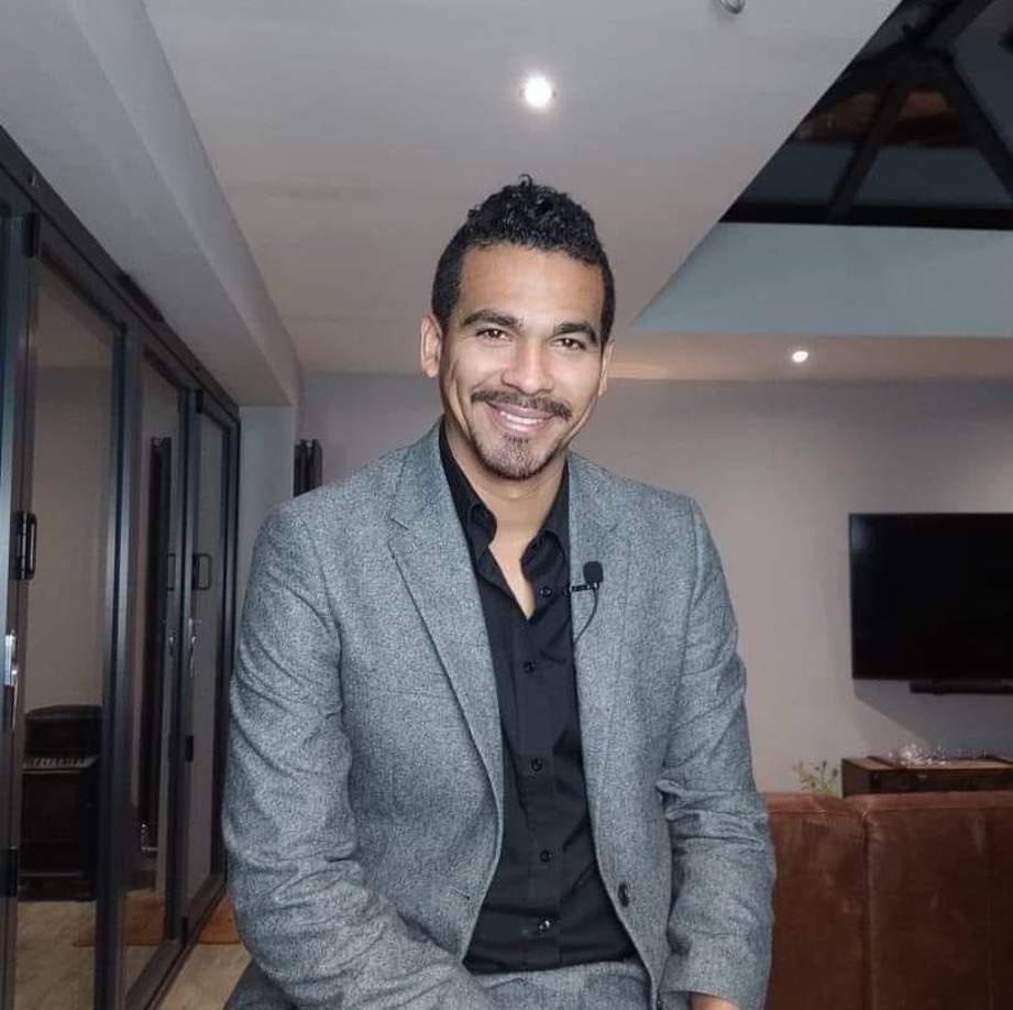 Su primer empleo en Gran Caimán fue en el área de limpieza de un supermercado y gracias a su buen desempeño, tres años después logró convertirse en gerente.