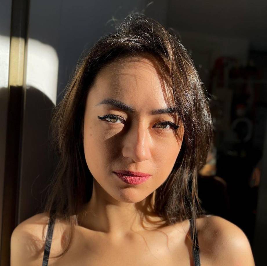 Algunos seguidores pueden pagar una suscripción mensual de 13 dólares, alrededor de 230 pesos mexicanos, para acceder a más de 100 fotos y 31 videos que la docente ha compartido.