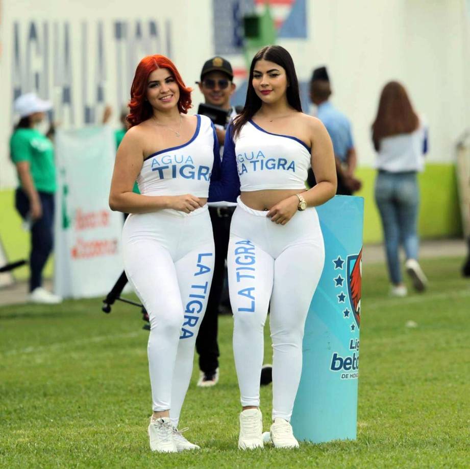 Dos hermosas edecanes que se robaron muchas miradas en la cancha del estadio Juan Ramón Brevé Vargas.