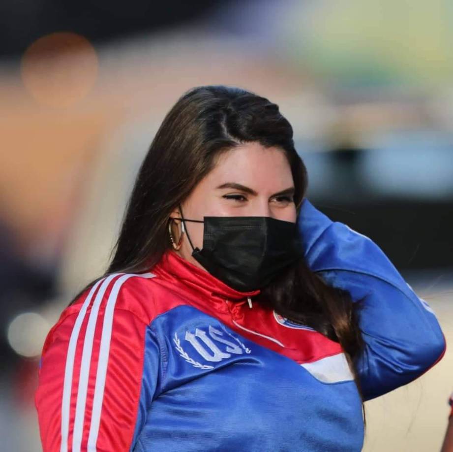 Bellas chicas y la Ultra Fiel: el ambientazo en la semifinal de vuelta Olimpia-Motagua en el Nacional