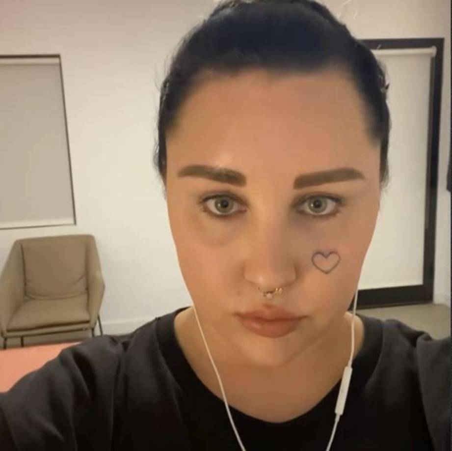 La tutela inicial de Amanda había llegado a su fin en este punto, pero su madre se convirtió en su tutora por segunda vez poco después. Más tarde se anunció que a Amanda le habían diagnosticado trastorno bipolar.