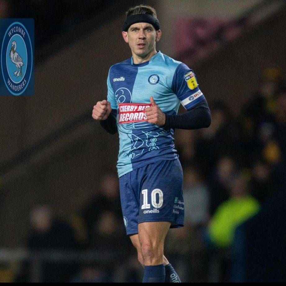 Aficionados del Wycombe se dieron cuenta de que el inesperado golpe generó una conmoción cerebral y pondría fin de forma abrupta a una orgullosa carrera como jugador, con 558 partidos oficiales en la espalda con una misma camiseta.