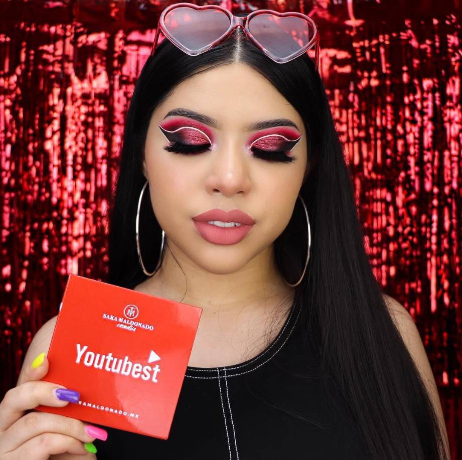 Mua se ha sometido a varias cirugías estéticas para cambiar su cuerpo y cara, una de ellas fue la liposucción con transferencia de grasa a glúteos y aumento de senos.