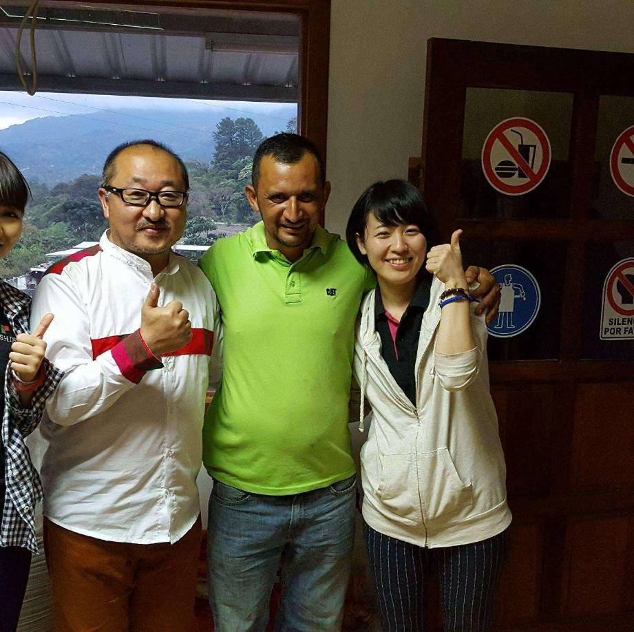 El bicampeón manifestó que ahora está enfocado en la subasta electrónica de cafés, que se llevará a cabo el 29 de junio, donde espera obtener un buen precio para seguir invirtiendo en su beneficio cafetero. Aquí con compradores asiático.