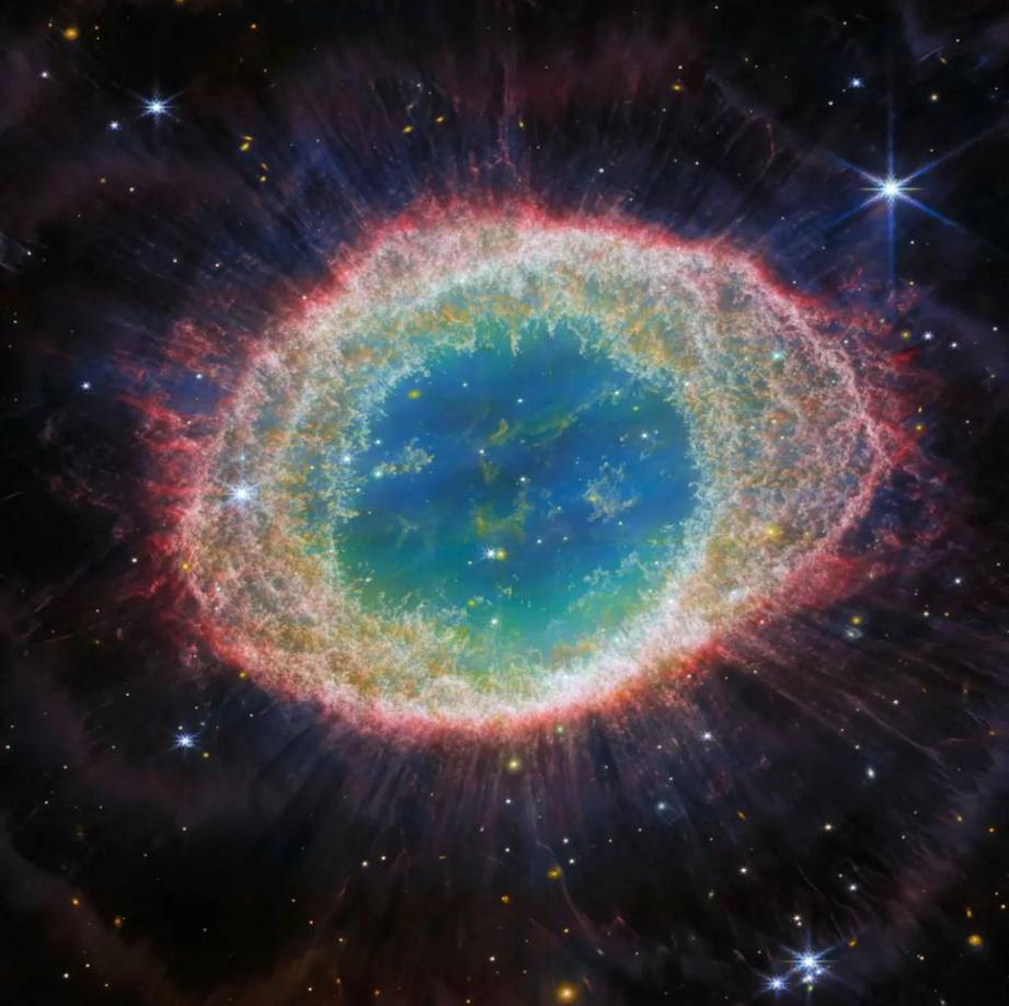 Estrella Wolf-Rayet sufre una muerte fea y violenta, la célebre Nebulosa del Anillo, fotografiada por el Webb a una distancia de 2,000 años luz de la Tierra, ha estado expirando maravillosamente.