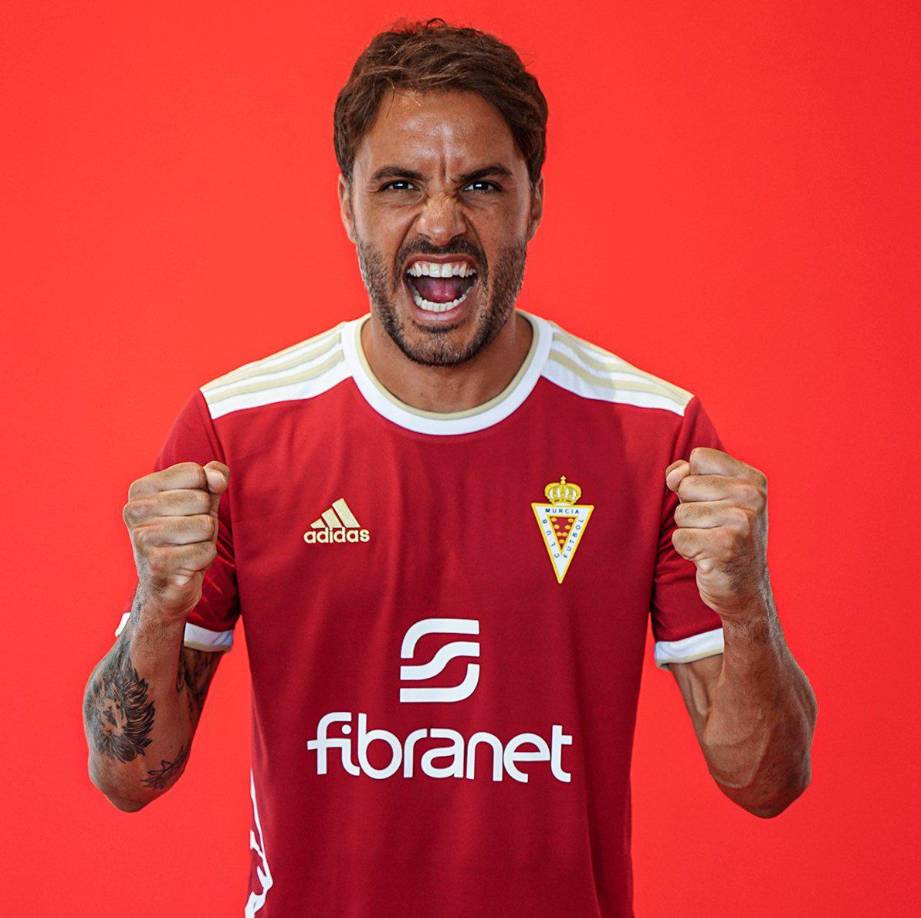 OFICIAL: El centrocampista español Pedro León regresa al Real Murcia 15 años después.