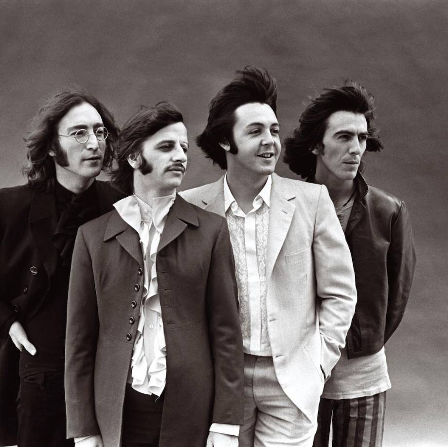 Después regresaron a Nueva York para tocar en el Carnegie Hall, y luego a Miami, donde pudieron bromear con Muhammad Ali, aunque no hay imágenes de eso. Como siempre, las cuatro caras de los Beatles brillan de incredulidad y alegría ante la tormenta surrealista que se arremolina a su alrededor; irradian una energía inagotable, casi sobrenatural, bromeando y riendo, y aparentemente nunca están de mal humor con las cámaras que constantemente les ponen delante. 