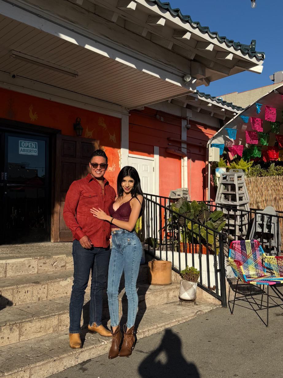 Erik El Charro presume sus nuevas cejas