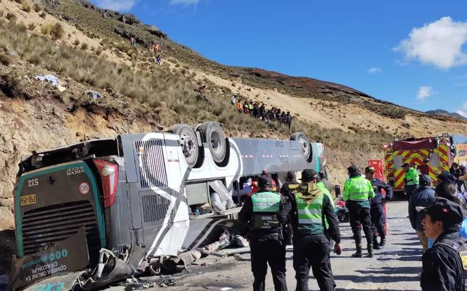 Autobús lleno de pasajeros cae a un abismo; hay al menos 13 muertos