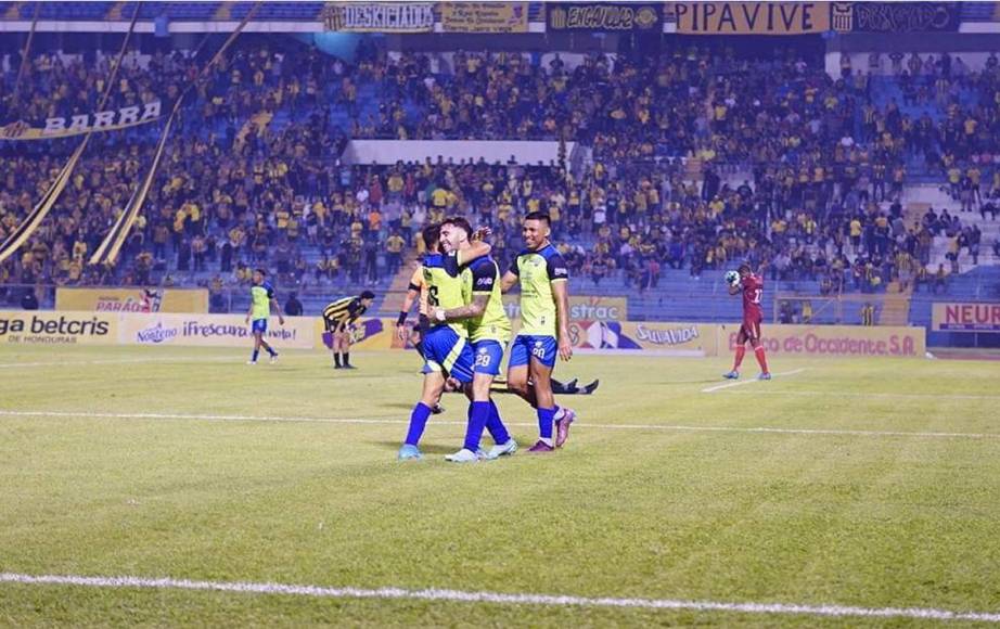 La celebración de Cristian Cálix tras marcar el 0-2 del Olancho FC contra el Real España.