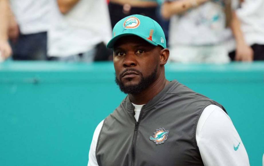 El hondureño Brian Flores está fuera como entrenador en jefe de los Miami Dolphins de la NFL en una decisión que ha hecho explotar las redes sociales. Los expertos se han mostrado sorprendidos y califican de insólito el despido.
