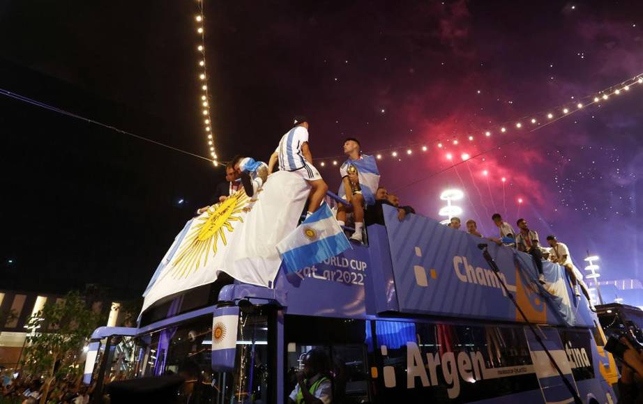 Los festejos no se hicieron esperar y luego de celebrar el campeonato en la intimidad del vestidor, la selección argentina abordó un autobús para comenzar un recorrido por las calles de Doha y poder celebrar con los miles de aficionados argentinos que se dieron cita para seguir a la Albiceleste en la Copa del Mundo Qatar 2022.