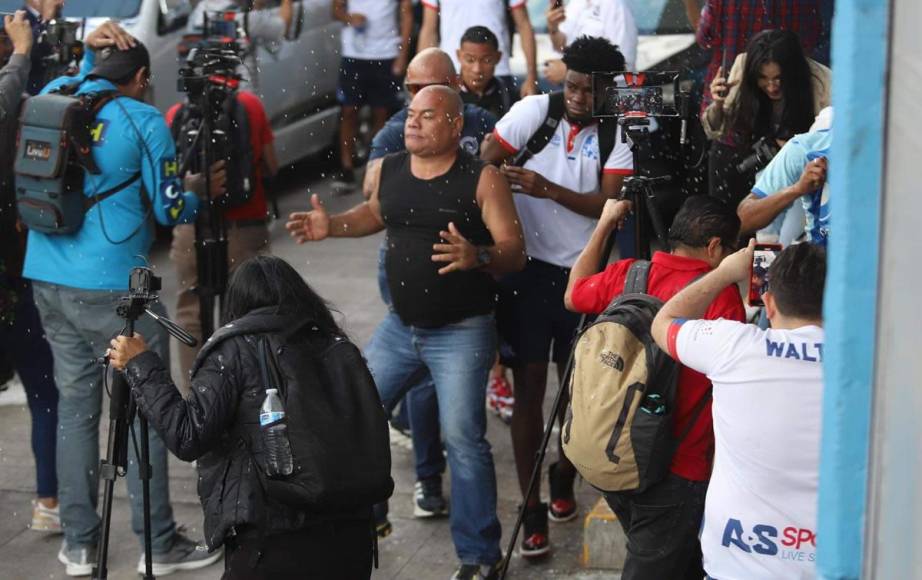 Maylor Núñez se resguarda en un hombre de camiseta negra que estuvo en la llegada del Olimpia al estadio Nacional Chelato Uclés.