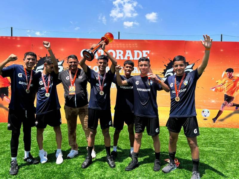 Momento donde los muchachos de Honduras alzaban el trofeo que los acredita como campeones del torneo 5v5 de Gatorade,