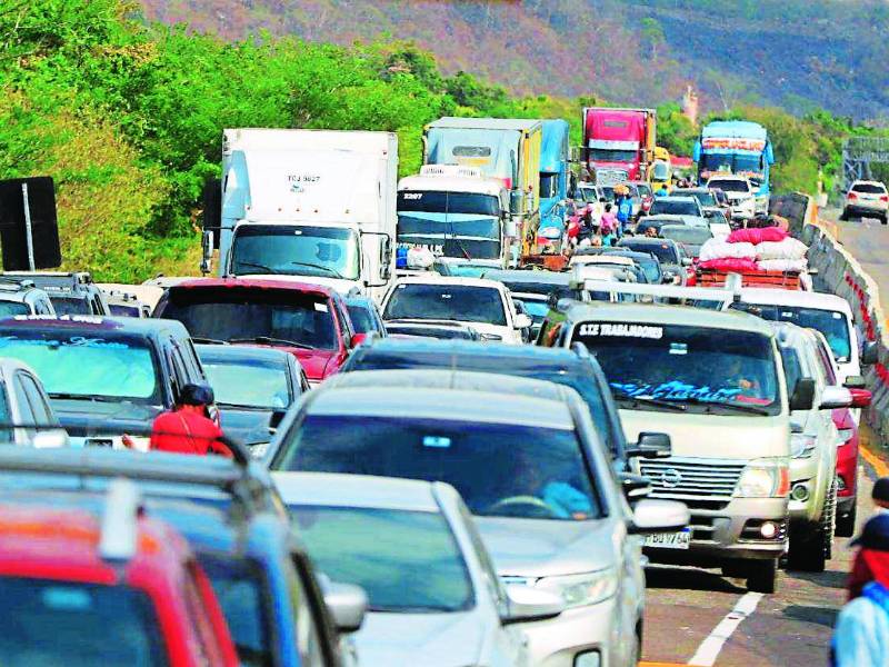 Ayer al mediodía y por la tarde regresaron los veraneantes.