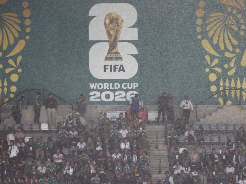 Aficionados mexicanos esperan el inicio del partido de los dieciseisavos de final del Mundial de la FIFA 2026 entre México y Ecuador.