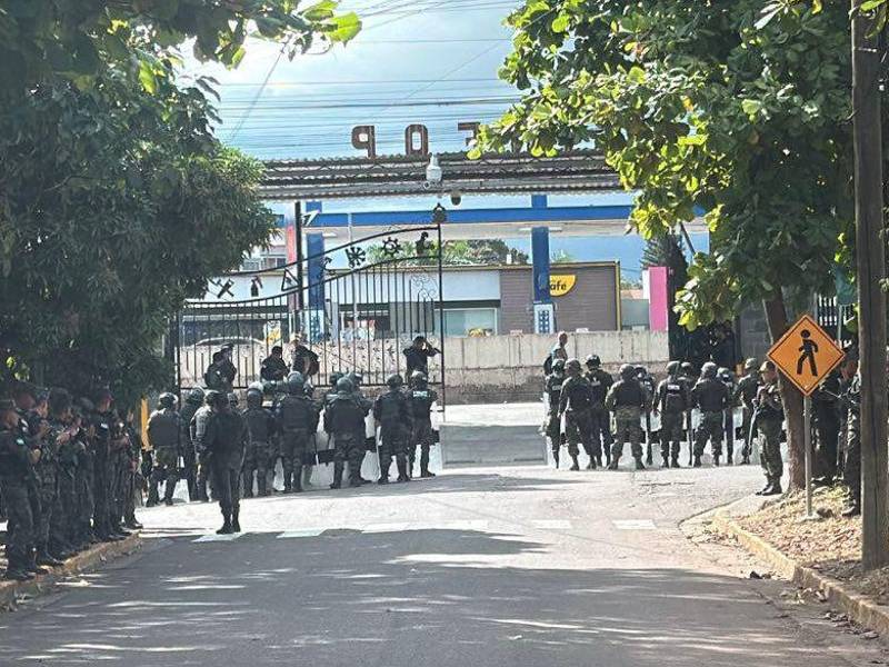 Militares garantizan custodia del material electoral y transición.