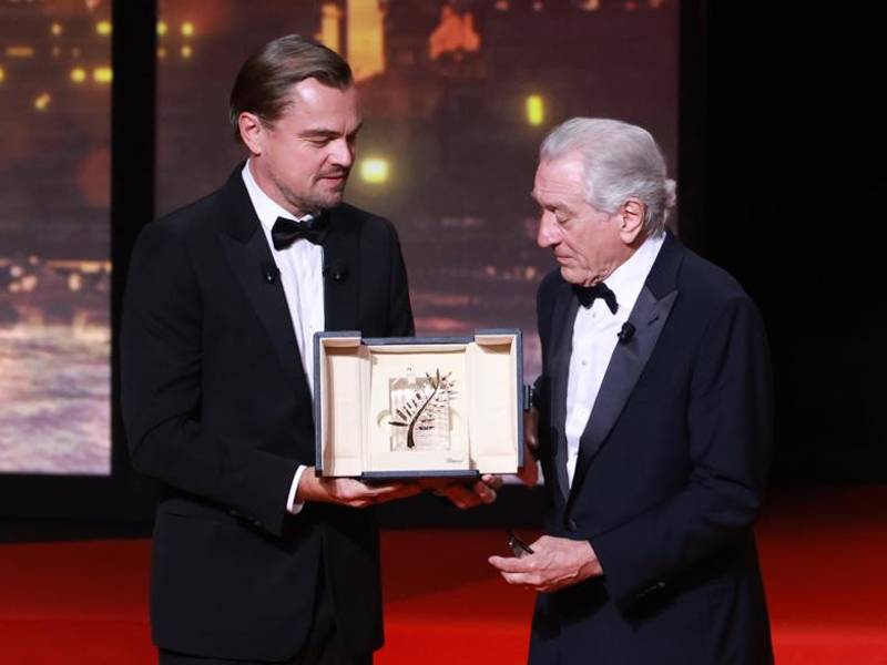 -Leonardo DiCaprio junto a Robert De Niro sosteniendo su premio honorífico 'Palme D'Or' en el escenario durante la ceremonia de apertura del 78º Festival anual de Cine de Cannes, en Cannes, Francia, 13 de mayo de 2025. El festival de cine se celebra del 13 al 24 de mayo de 2025.