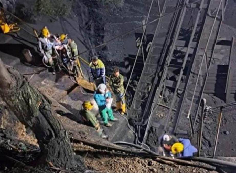 Trabajadores de otras minas cercanas llegaron con sus casos amarillos y linternas para sumarse a las tareas de rescate. 